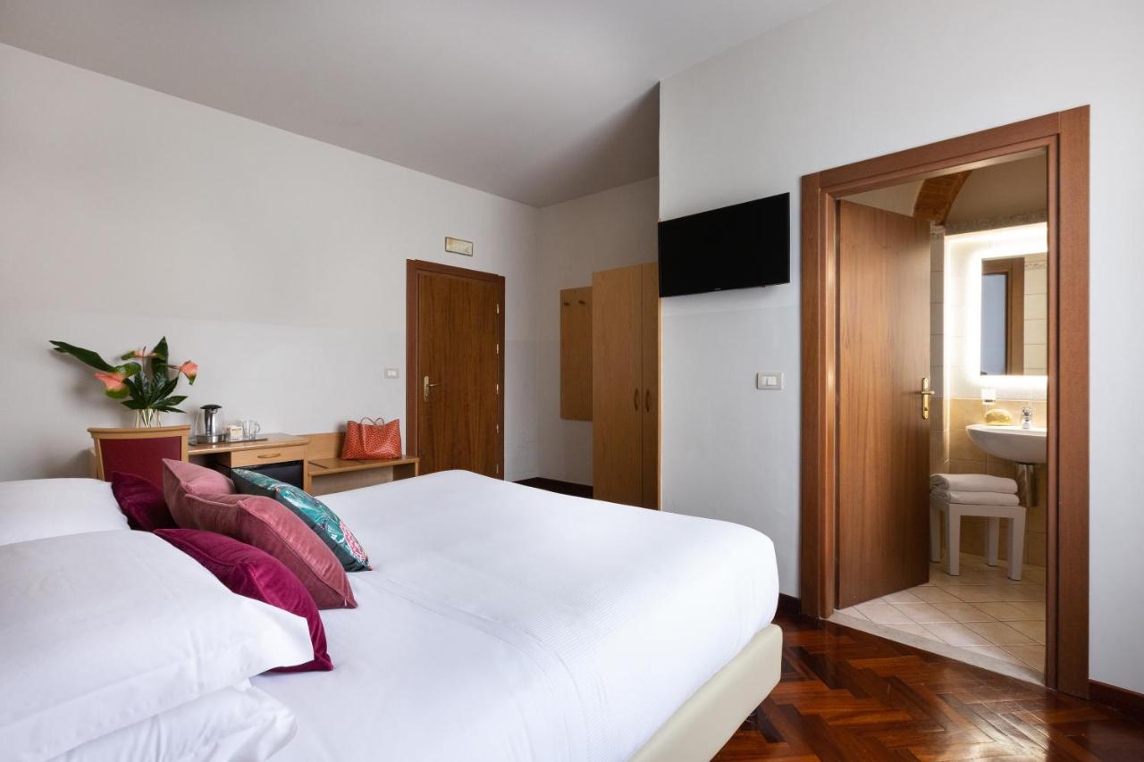 Aramis Deluxe Rooms Florence Exterior photo